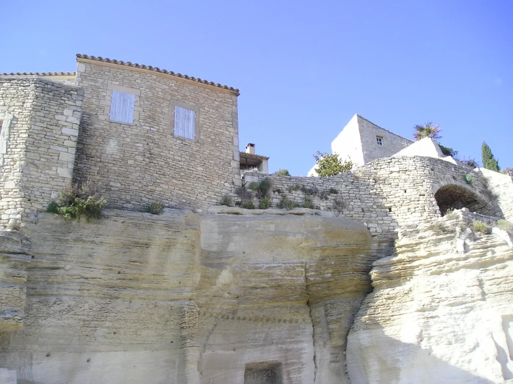 Rocce bianche nel villaggio provenzale di Gordes