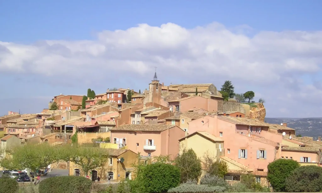 Vista panoramica di Roussillon il villaggio delle ocre ib Provenza