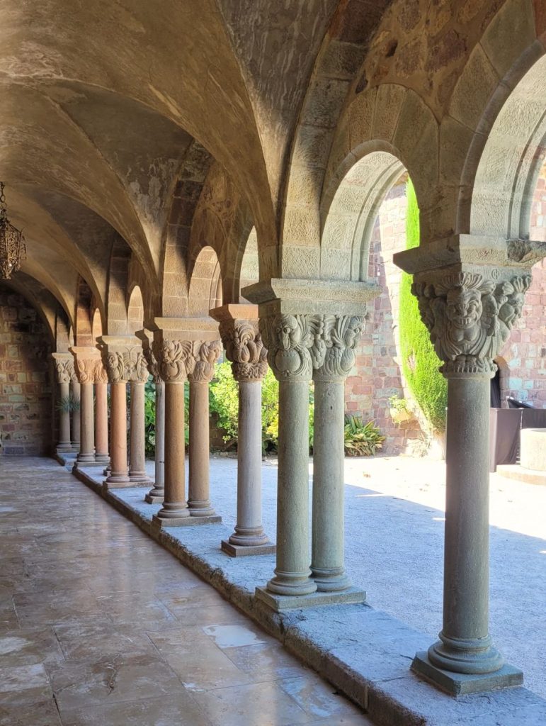 Colonnato con capitelli scolpiti al Château de la Napoule