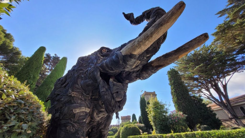 Scultura dell’elefante nei giardini dello Château de la Napoule