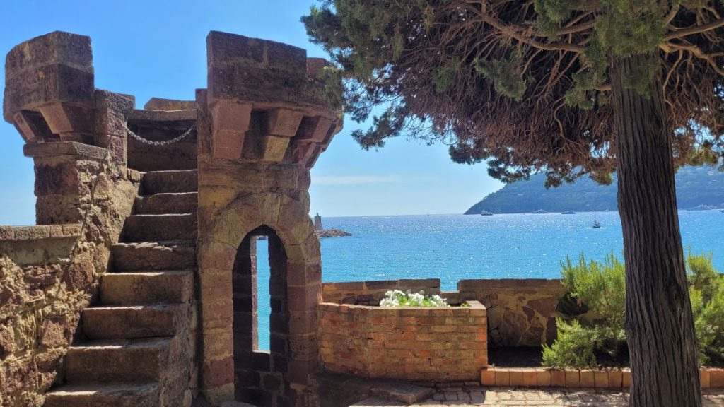 Vista sul Mediterraneo dai giardini dello Château de la Napoule