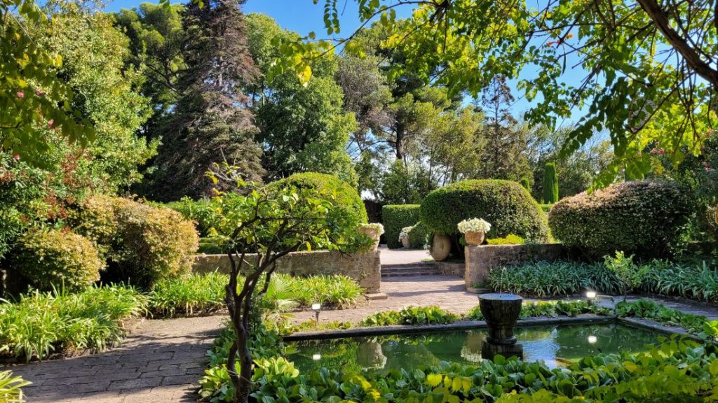 Giardini dello Château de la Napoule con vasca e siepi