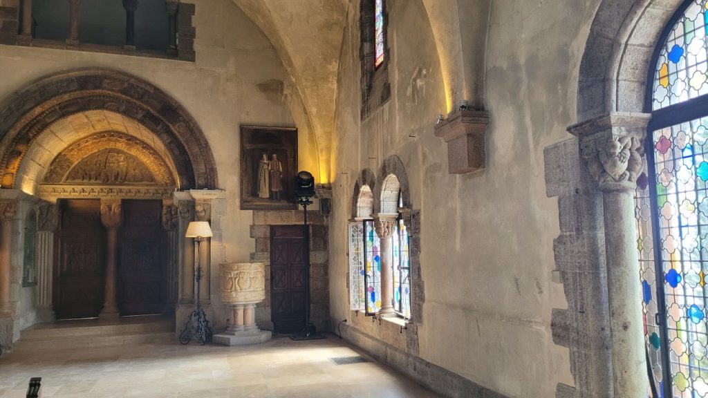 Interni dello Château de la Napoule a Mandelieu-la-Napoule con portale scolpito, colonne e finestre con vetrate colorate