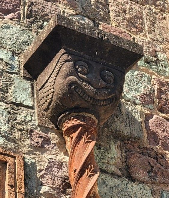 Scultura dal grande sorriso al Château de la Napoule