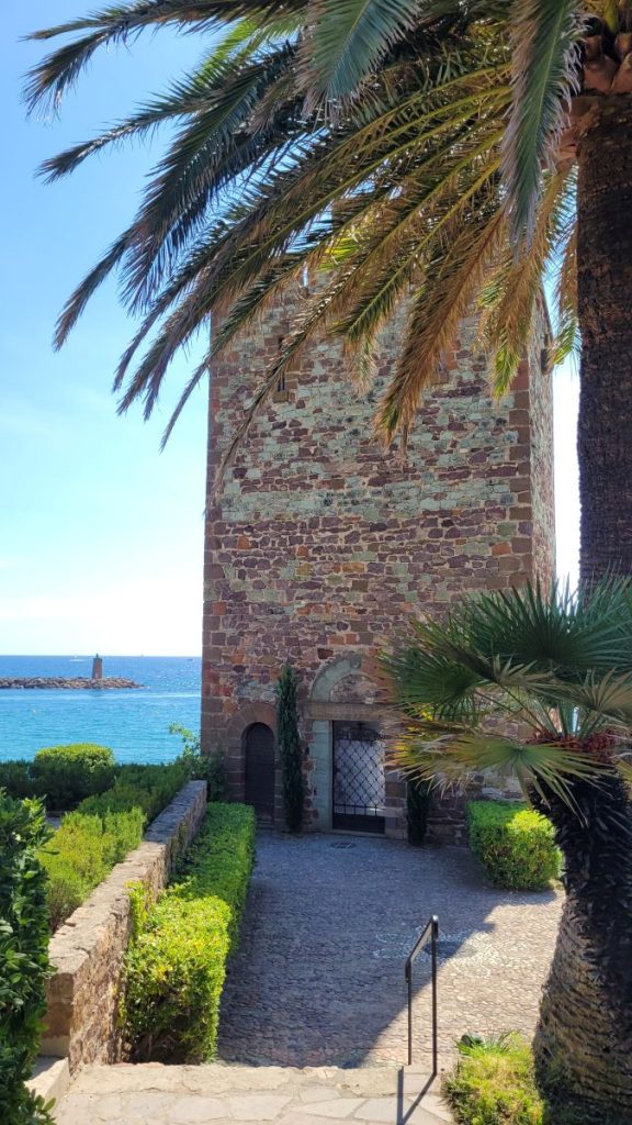 Tomb Tower dello Château de la Napoule sul Mediterraneo