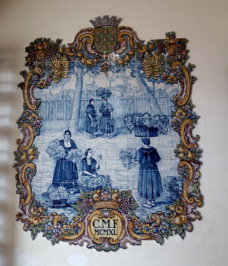 Pannello di azulejos del 1940 all'ingresso del Mercado dos Lavradores a Funchal, Madeira, raffigurante le floristas tradizionali dell'isola