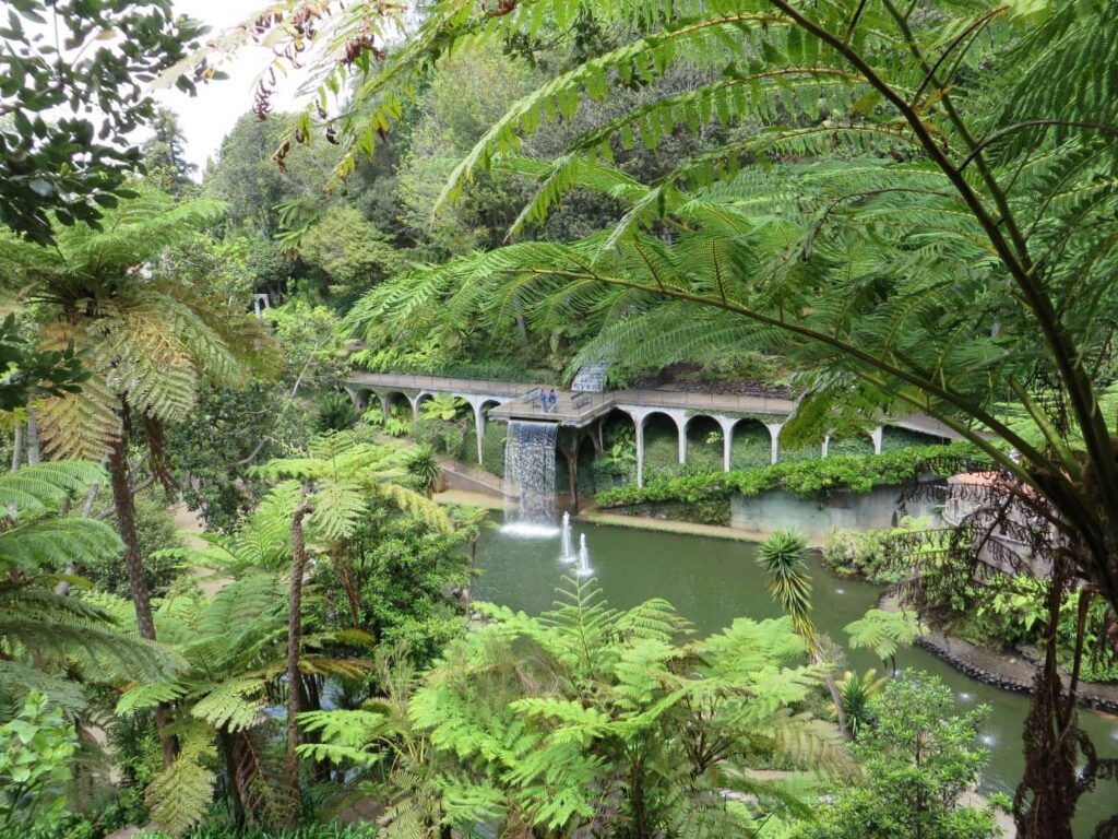 Giardino tropicale Monte Palace a Funchal, Madeira, con piante esotiche, laghetti ornamentali e sentieri immersi nel verde