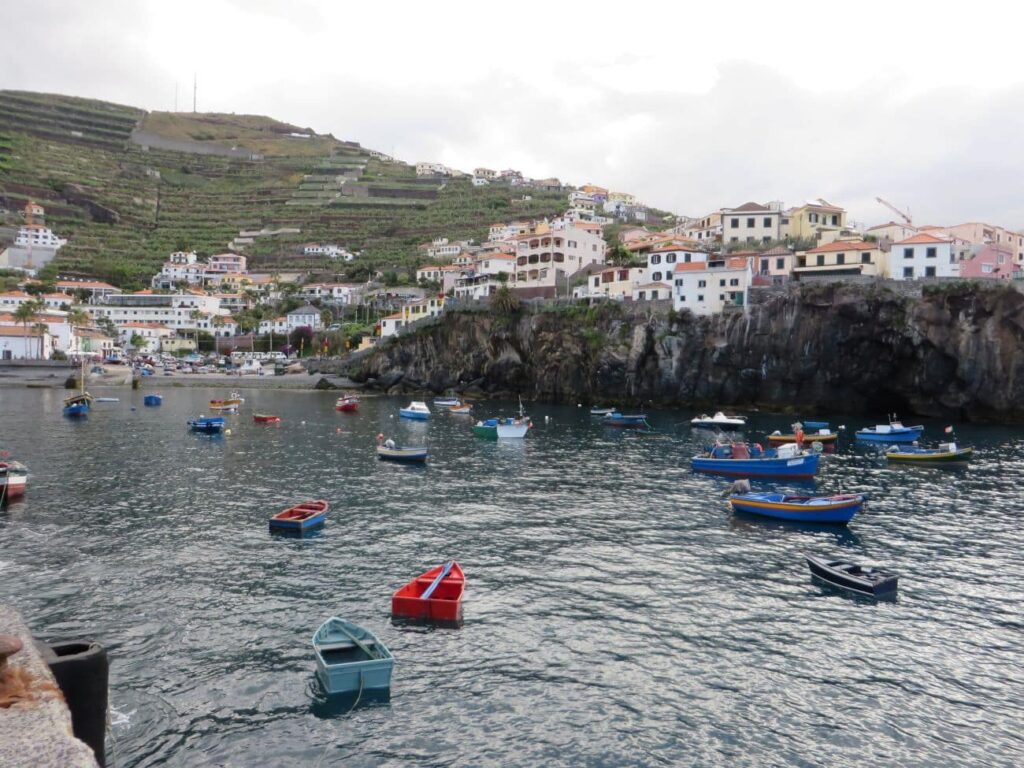 Porto di Câmara de Lobos a Madeira con barche da pesca tradizionali colorate