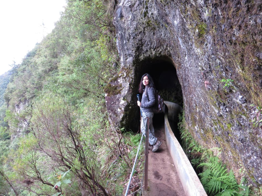 Veronica di Meraviglieuropa percorre la PR10 Levada do Furado a Madeira, immersa nella foresta di laurisilva tra antichi canali d'acqua, tunnel vulcanici e vegetazione endemica