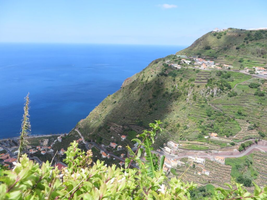 Costa nord di Madeira in Portogallo, con scogliere vulcaniche a picco sull'oceano Atlantico e coltivazioni terrazzate