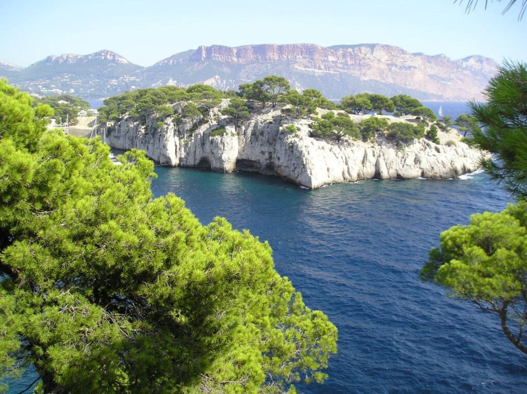 Calanque di Port-Miou a Cassis, circondata da bianche falesie calcaree e pinete, vista dal sentiero che conduce alle altre calanques del Parco nazionale.