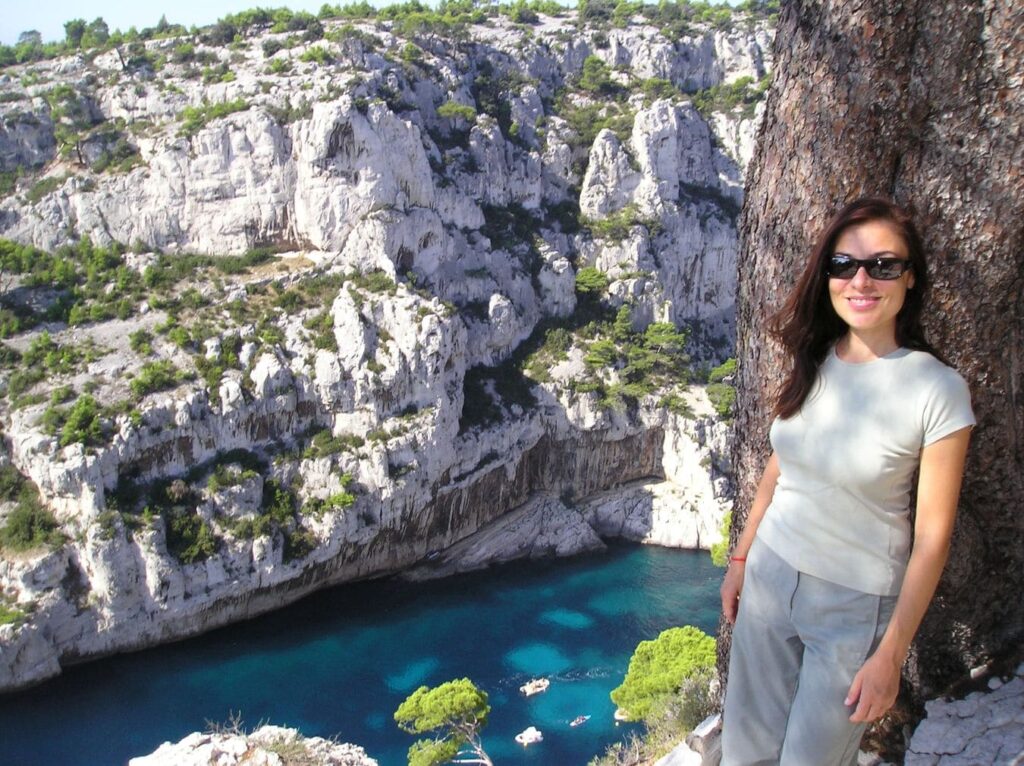 Escursionista accanto a un pino sulle alture della calanque d’En-Vau, nel Parco nazionale delle Calanques.