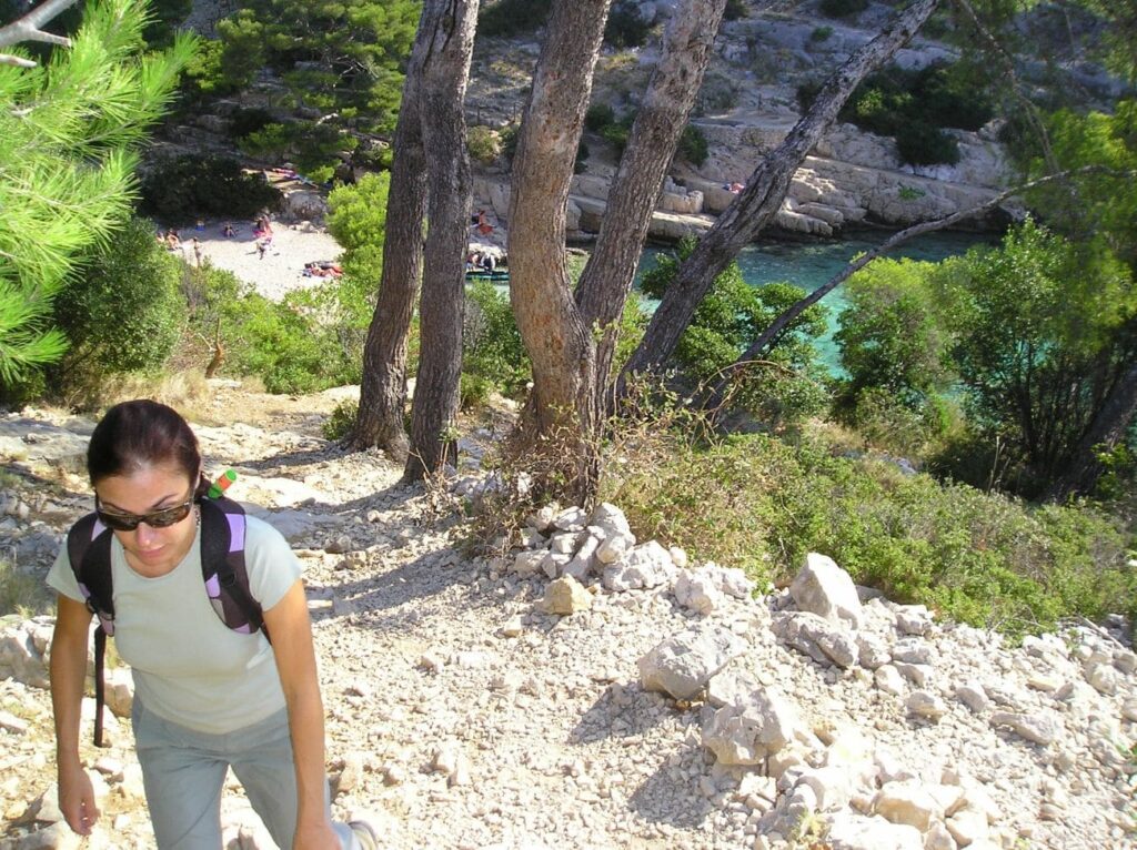 Escursionista su un sentiero roccioso nel Parco nazionale delle Calanques