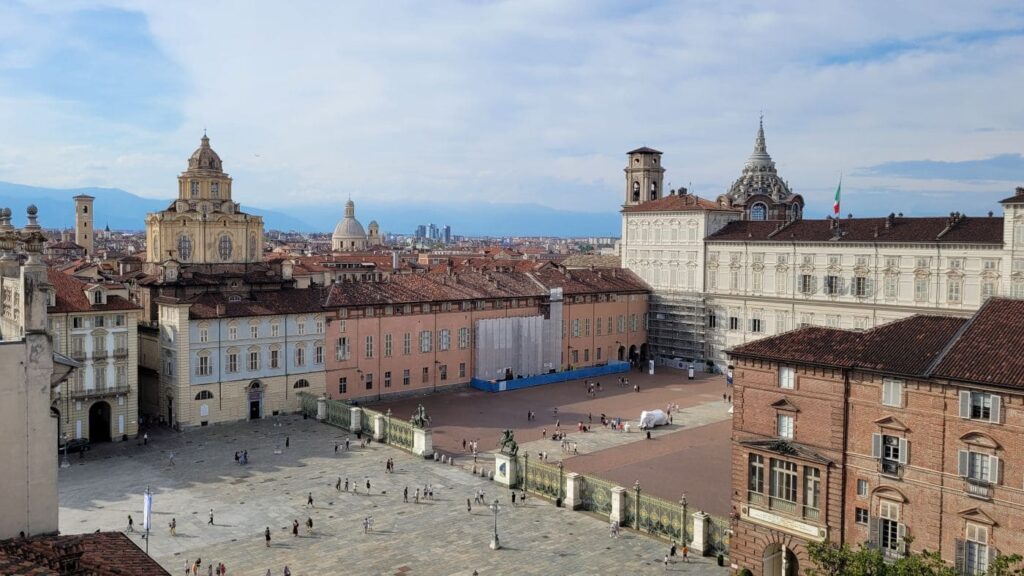 Vue panoramique de Piazza Castello à Turin avec le Palais Royal et la coupole de Guarini