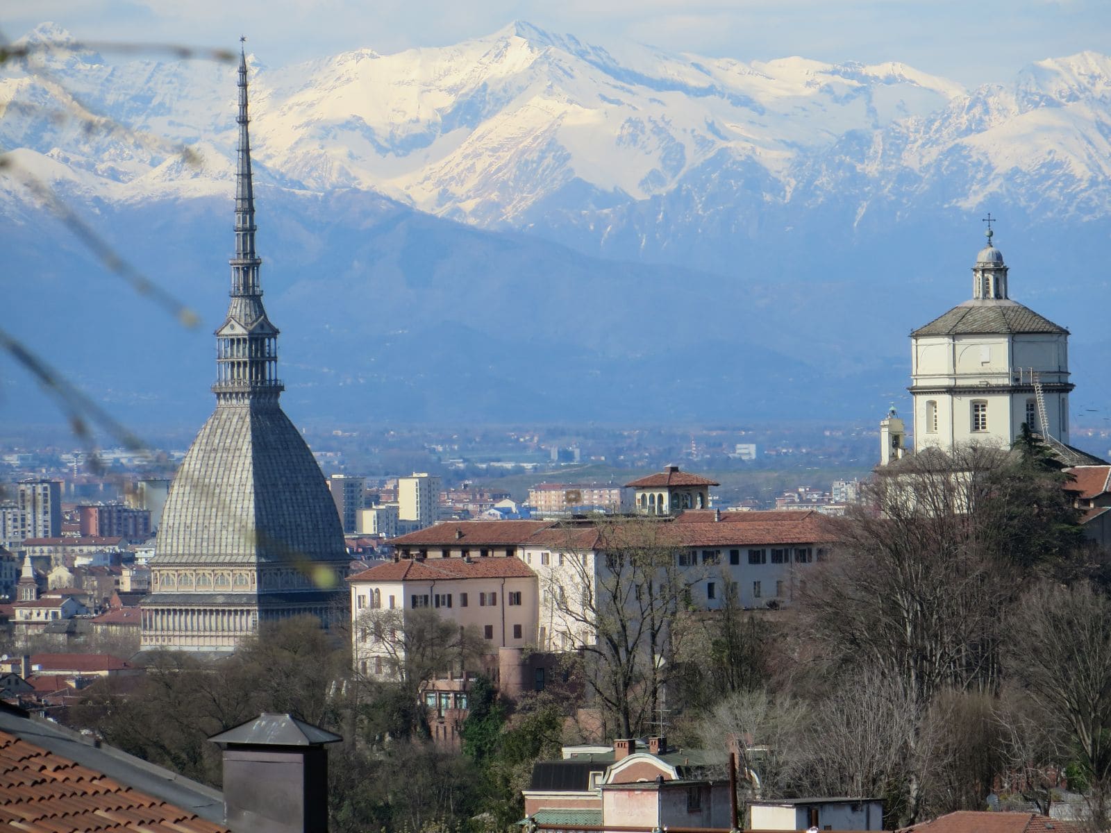 Panorama di Torino con Mole Antonelliana, monte dei Cappuccini e alpi innevate