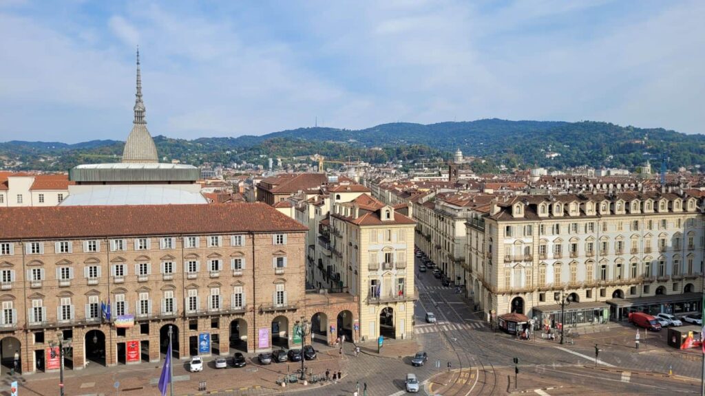L'entrée de Via Po depuis Piazza Castello à Turin, avec la Mole Antonelliana et les collines en arrière-plan