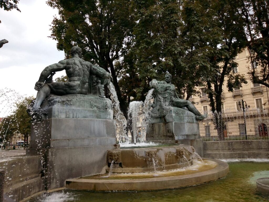 Fontana angelica in piazza Solferino a Torino