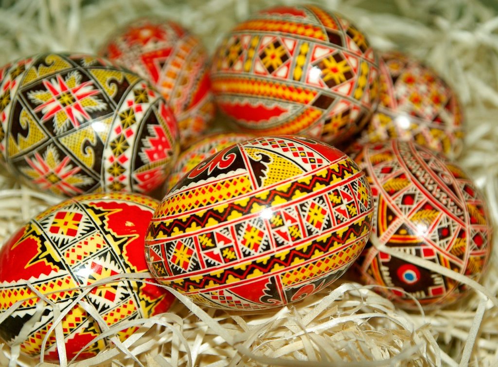 Uova di Pasqua rumene dipinte