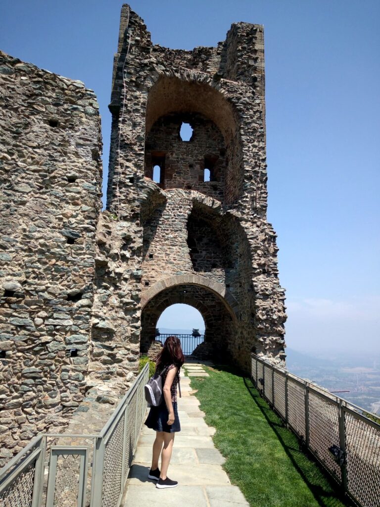 La blogger Veronica posant devant la tour de la Bell'Alda 