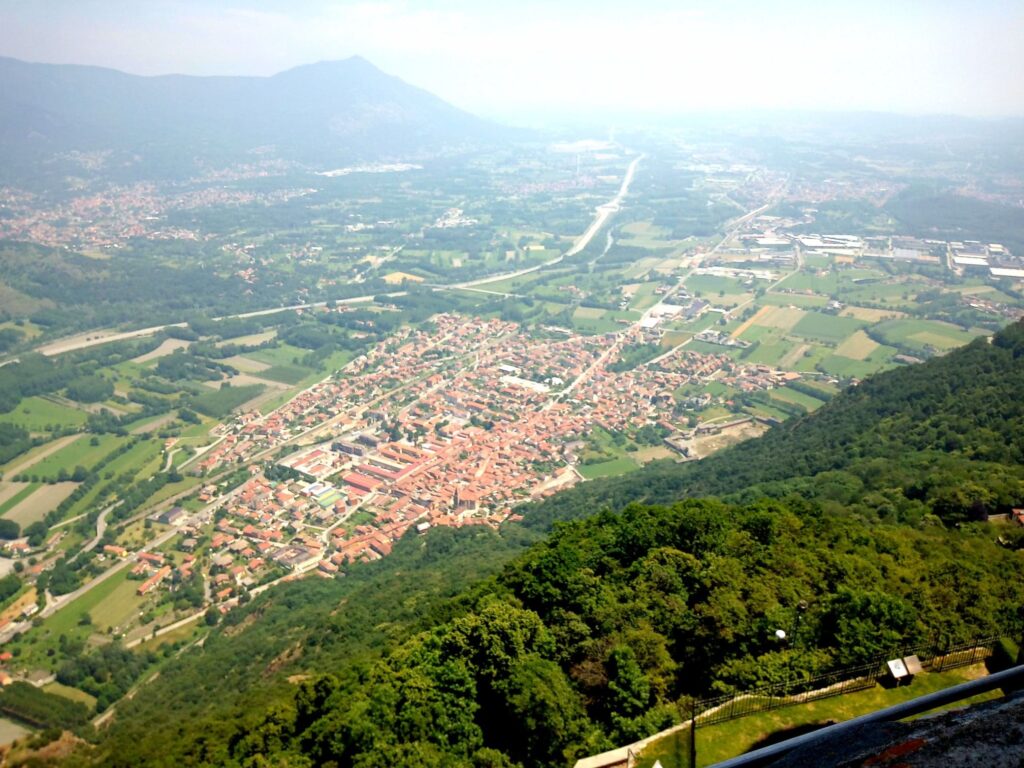 Panorama des Alpes piémontaises depuis la Sacra di San Michele, avec la vallée de Susa et les montagnes à l'horizon.