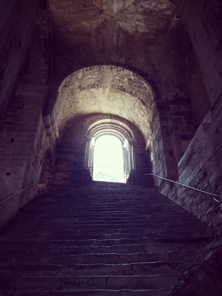 L’escalier des morts de la Sacra di San Michele, rampe austère creusée dans la pierre, bordée de murs séculaires