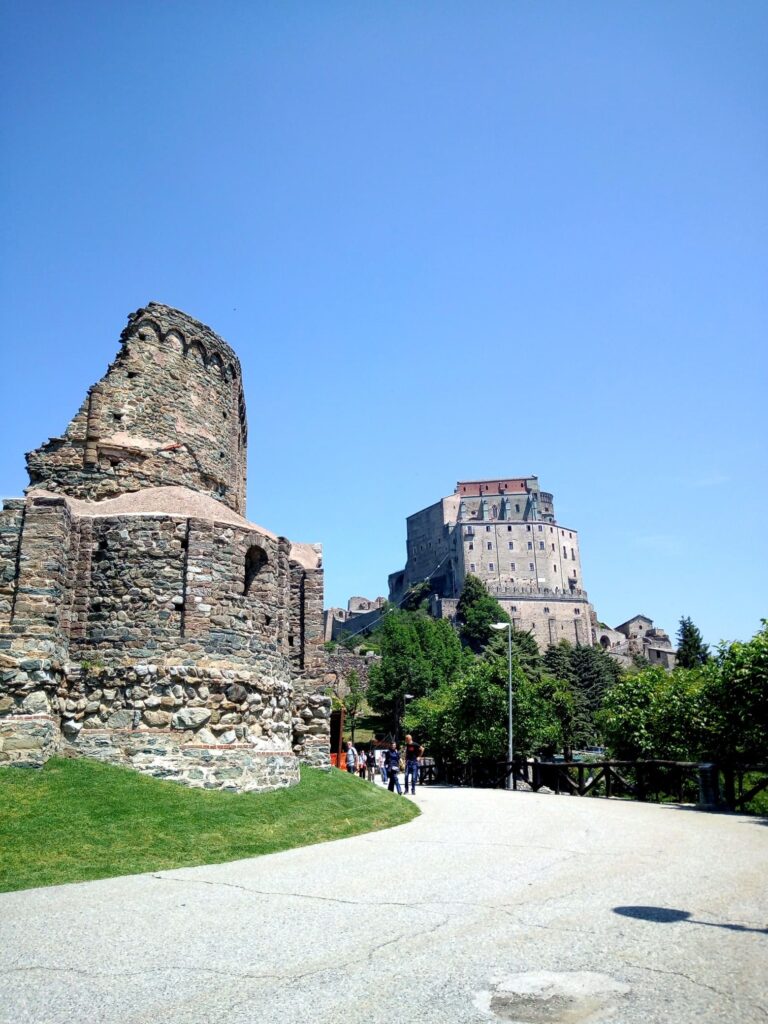 La place de la Croce Nera, juste à l’entrée de la Sacra di San Michele