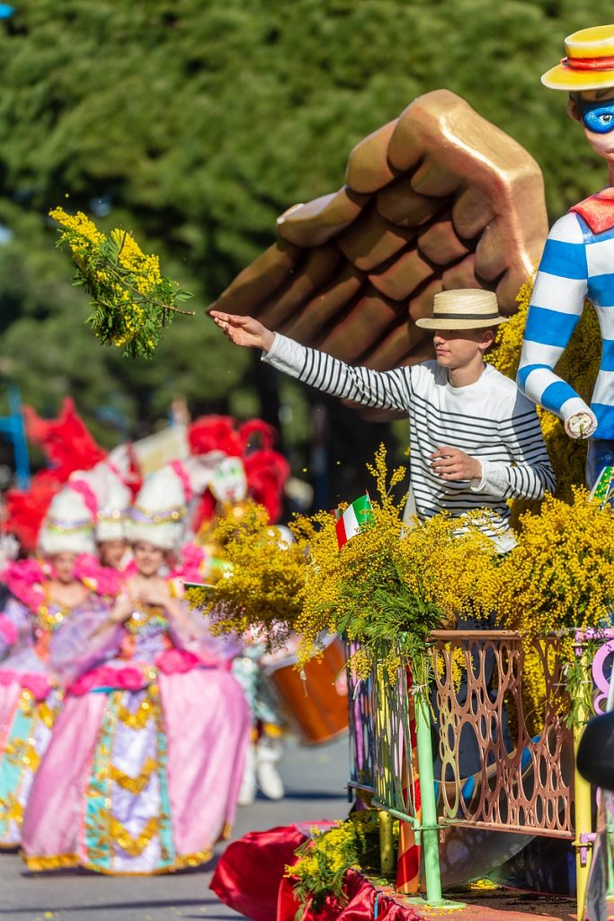 Festa della Mimosa a Mandelieu la Napoule sfilata di carri fioriti
