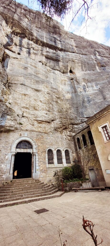 ingresso alla grotta di maria maddalena in provenza