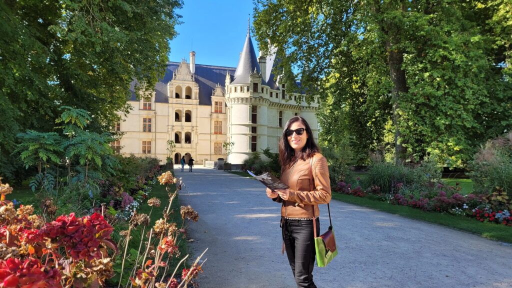 Veronica delblog Meraviglieuropa nel viale d'ingresso del castello di Azay-le-Rideaux