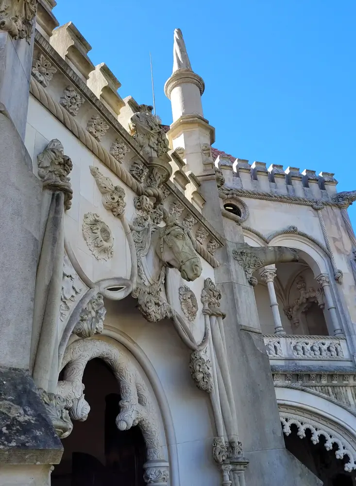 Il cavallo scolpito all'ingresso della Quinta da Regaleira