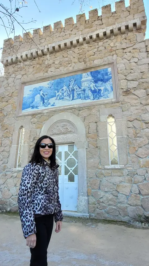Veronica Pesce del blog Meraviglieuropa davanti un azulejo a Sintra in Portogallo