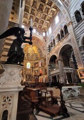 L’intérieur de la cathédrale de Pise : fresques et coupole