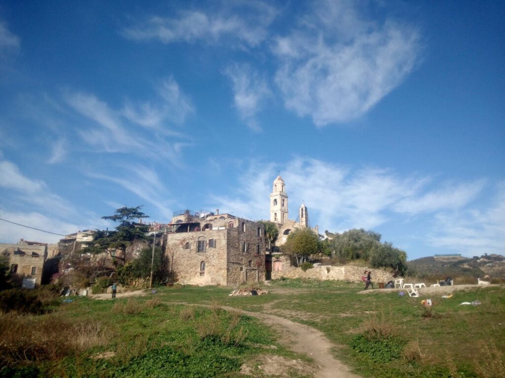 Ingresso al villaggio degli artisti Bussana vecchia
