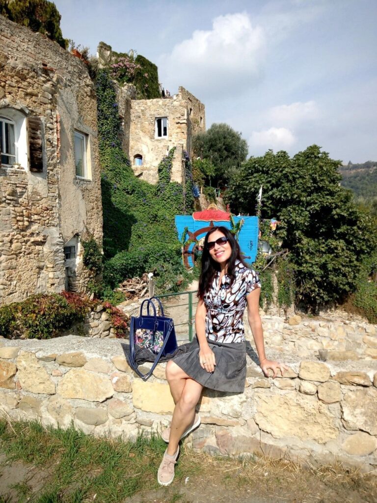 Veronica di MeravigliEuropa in posa davanti a Casa Barca a Bussana Vecchia.