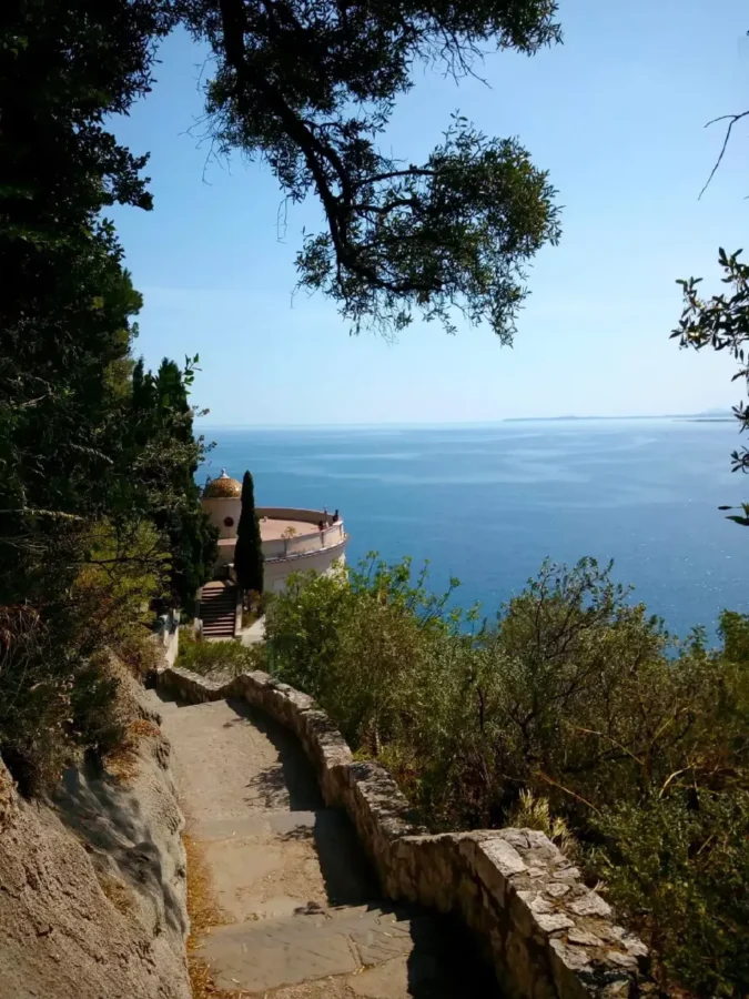 salita alla collina del castello di Nizza