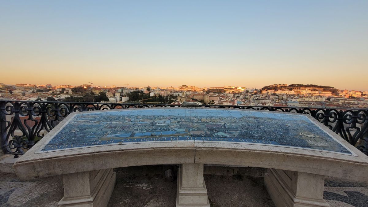 Vista da un miradouro di Lisbona al tramonto, immagine di viaggio contemplativo e memoria