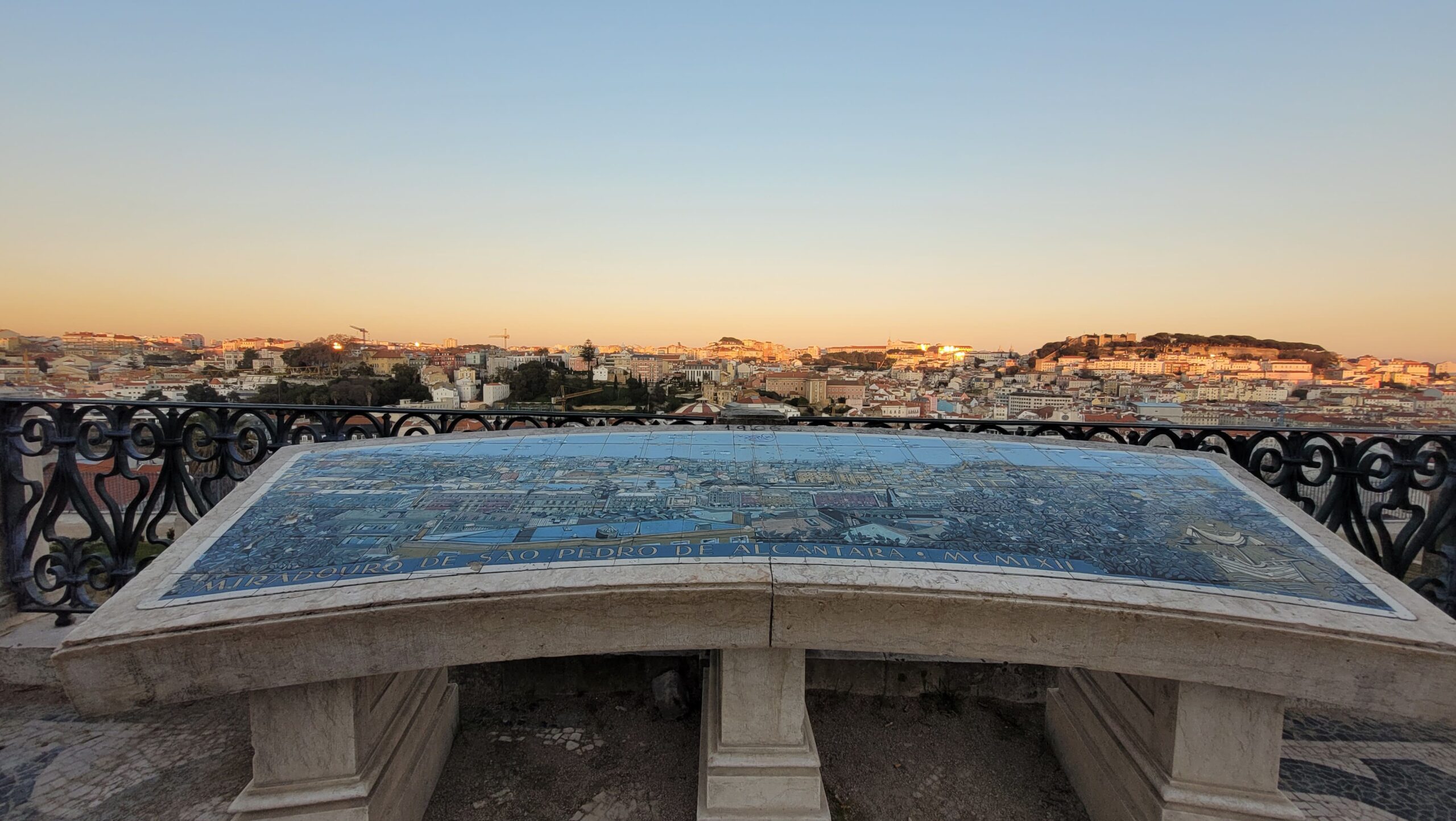 Vista da un miradouro di Lisbona al tramonto, immagine di viaggio contemplativo e memoria