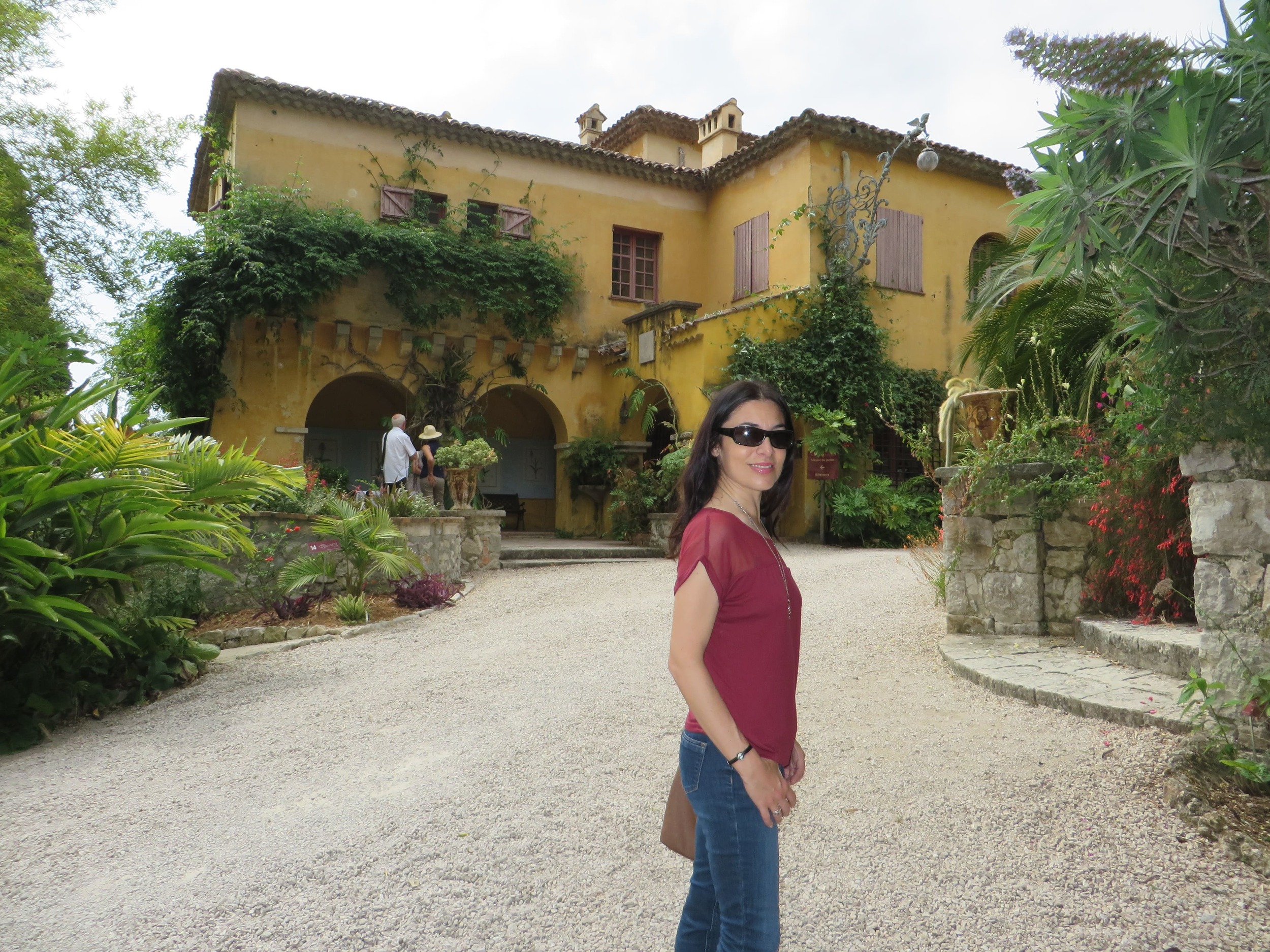 Veronica Pesce del blog Meraviglieuropa davanti alla villa del giardino Val Rahmeh a Menton