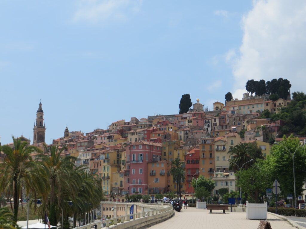 Vista panoramica della vecchia Menton dal lungomare