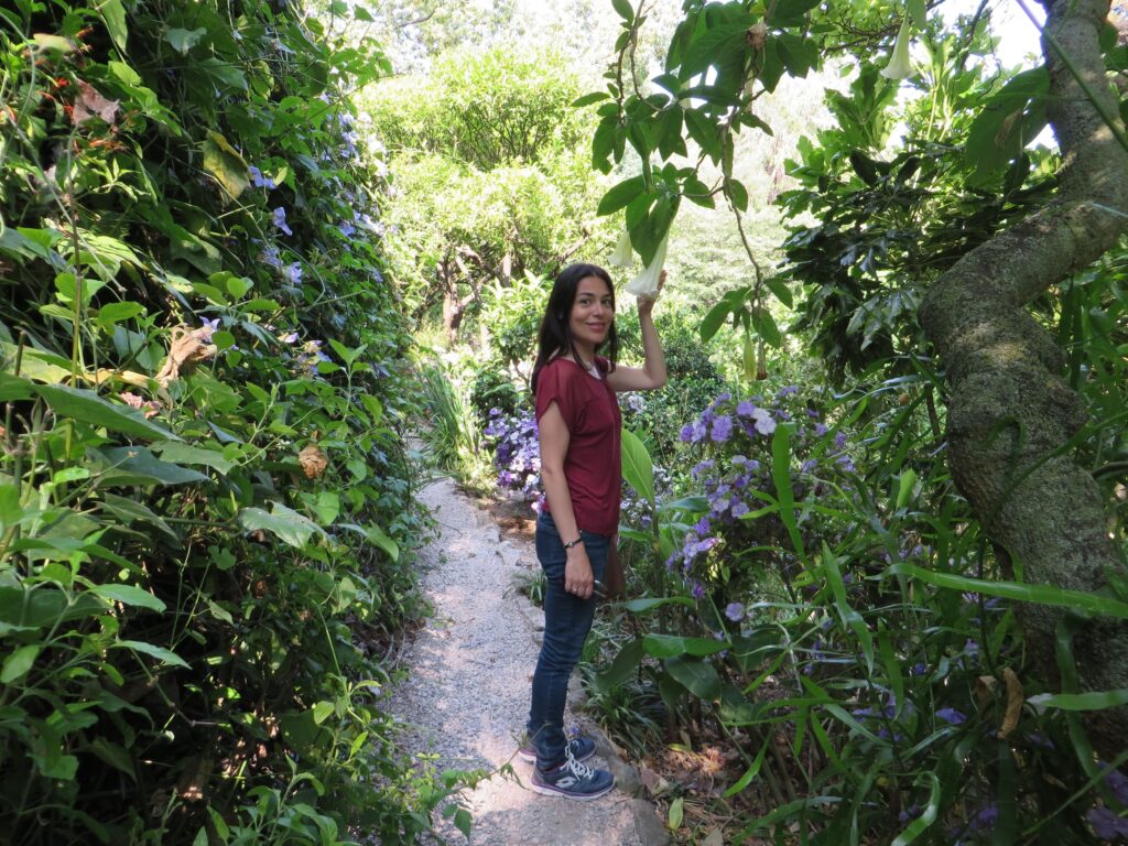 Veronica Pesce, travelblogger nel giardino di Val Rahmeh a Menton