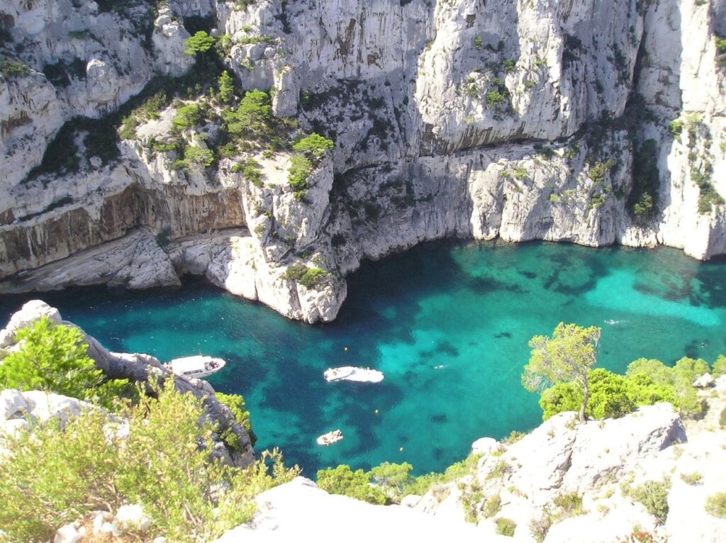 Calanques tra Marsiglia e Cassis con falesie bianche sul Mediterraneo