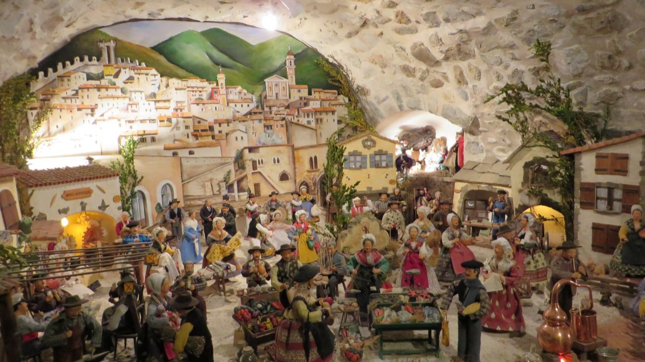 Presepe tradizionale provenzale con santons e scene di vita del villaggio