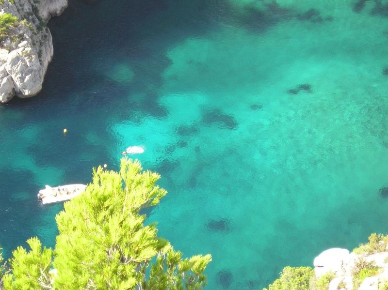 Acque turchesi nelle Calanques di Cassis viste dall’alto