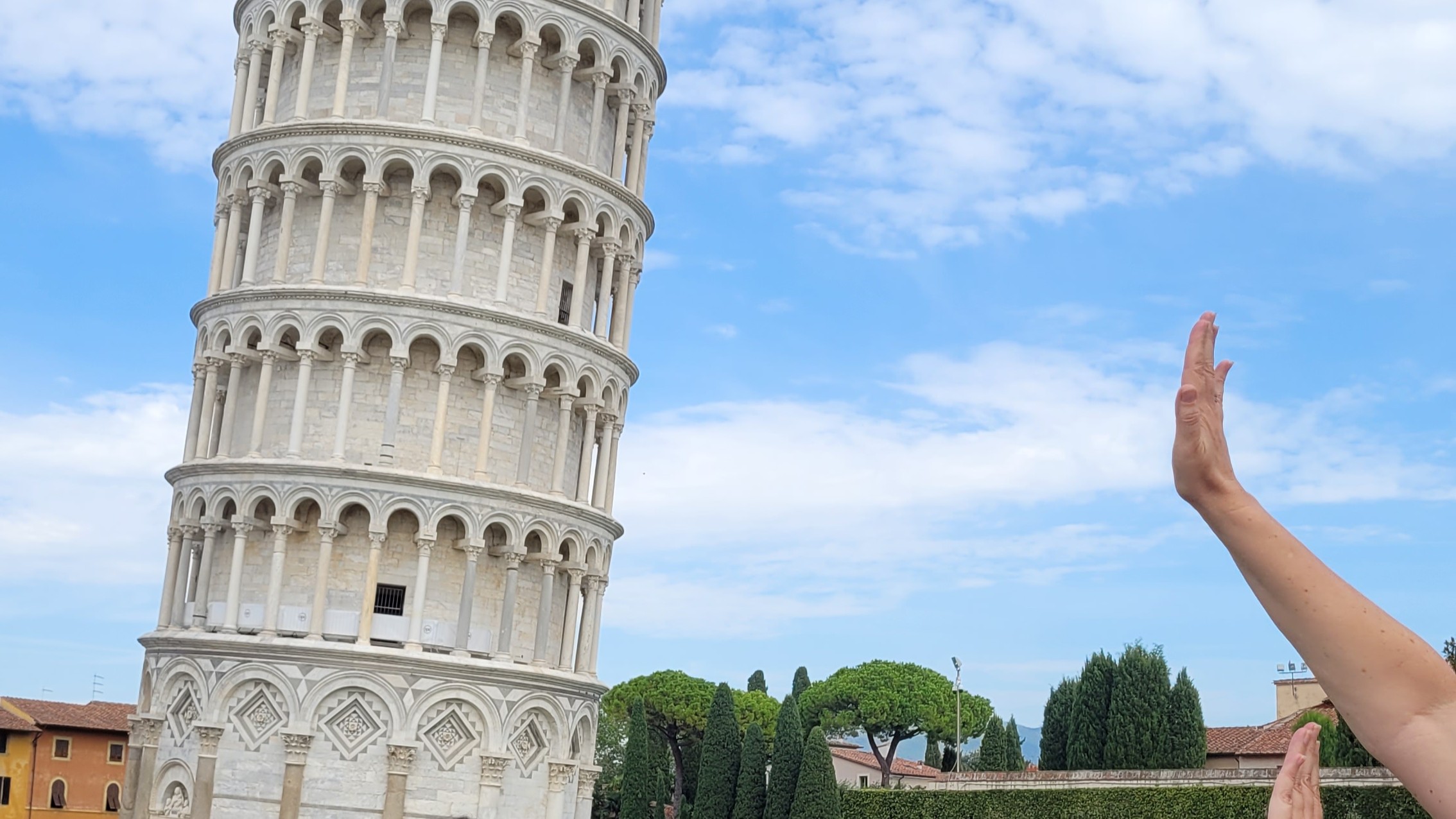Turisti in posa davanti alla Torre di Pisa