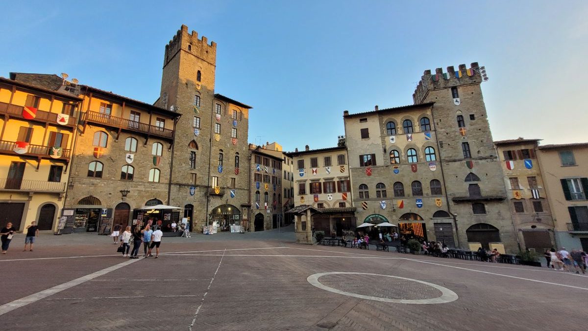 Piazza Grande ad Arezzo con le torri medievali e gli stemmi della Giostra del Saracino