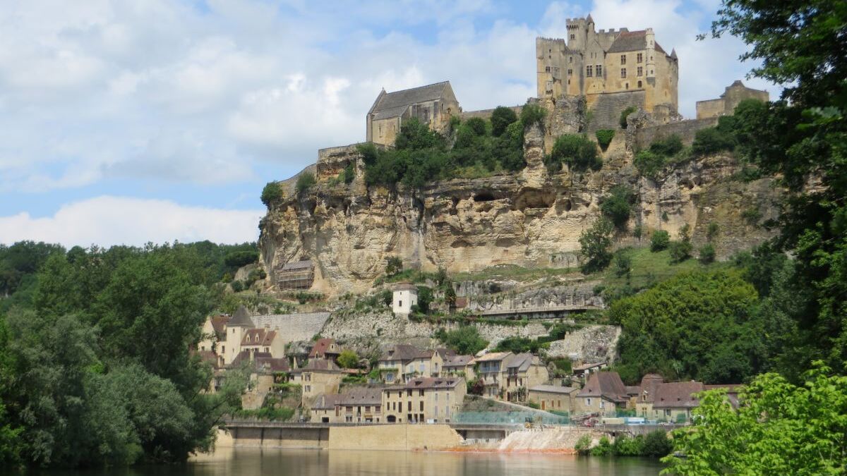 Castello di Beynac arroccato sulla falesia sopra il fiume Dordogna