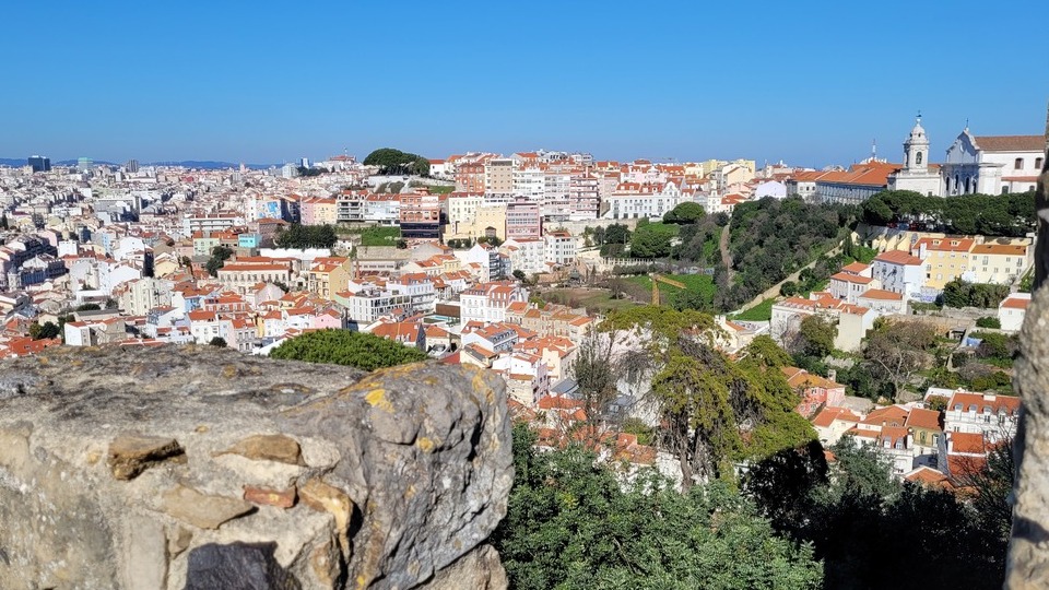 Panorama di Lisbona con i tetti rossi e le chiese della città