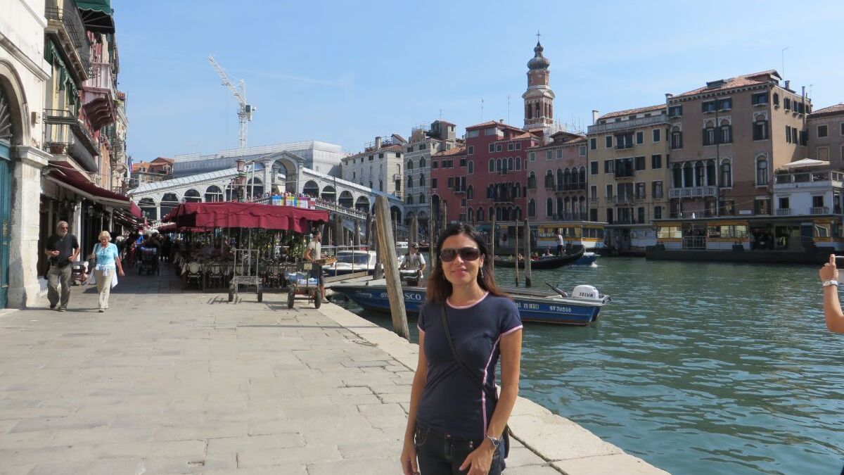 Veronica sul Canal Grande a Venezia, con il ponte di Rialto sullo sfondo