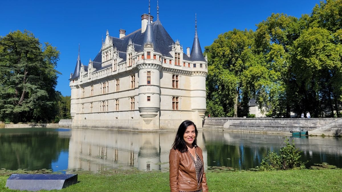 Veronica davanti al castello di Azay-le-Rideau riflesso nell’acqua